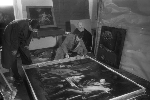 Mitarbeiter des Collecting Point Marburg beim Auspacken eines Gemäldes im Hessischen Staatsarchiv Marburg 1945. Fotograf unbekannt Mitarbeiter des Collecting Point Marburg beim Auspacken eines Gemäldes im Hessischen Staatsarchiv Marburg 1945. Fotograf unbekannt